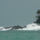 01- La mer dechainee se fracasse sur la cote 